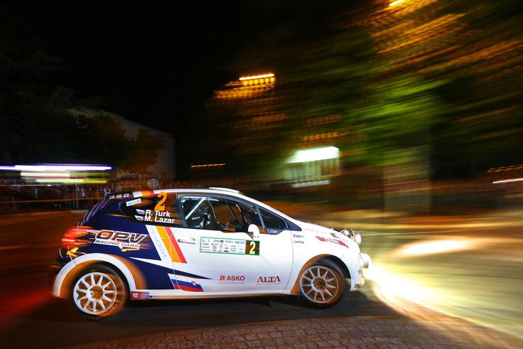 Noč ima svojo moč - v njej se je dobro počutil tudi Rok Turk s sovoznico Martino Lazar (peugeot 208 R2). Skupno sta bila tretja in zmagovalca divizije II za državno prvenstvo. (foto: Uroš Modlic) | Foto: 