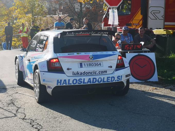 Boris Požeg in Jernej Korpar v najeti škodi fabii R5, njen dizajn pa tudi v slogu Luke Dončića. | Foto: Gregor Pavšič