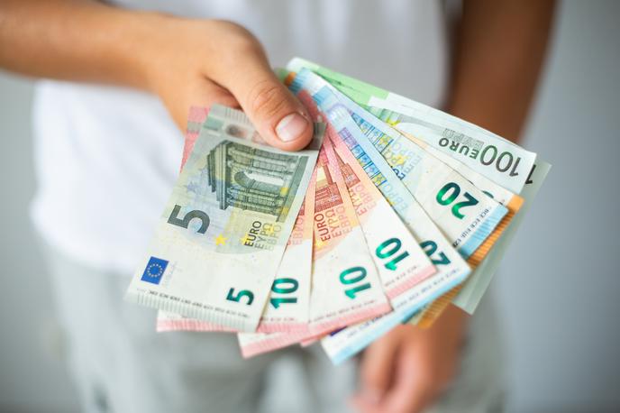 Denar | Prvega januarja začne veljati tudi višja minimalna plača. | Foto Getty Images