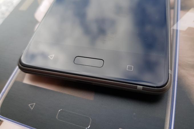 Glede na to, da ima Nokia 8 okrog zaslona precej široke robove in posledično veliko manevrskega prostora, bi čitalnik prstnih odtisov (pod zaslonom), ki deluje tudi kot gumb Domov, lahko bil večji, na primer tak kot pri Huaweiu P10 Plus.  | Foto: Matic Tomšič