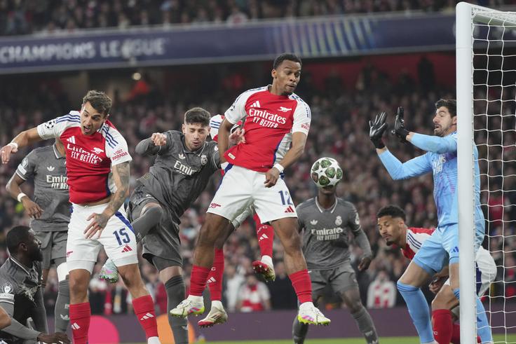 V uvodnih minutah je imel Courtois precej dela z Arsenalom. | Foto: Guliverimage