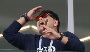 Zgodba je dobila preobrat: Maradona se je opravičil zaradi kajenja in zanikal rasizem