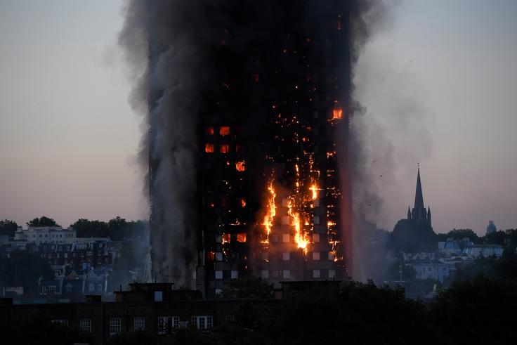 London požar Britanske oblasti so sporočile, da ima po vsej državi približno 600 stanovanjskih stolpnic podobne fasadne obloge kot pogorela stolpnica. | Foto: Reuters