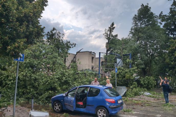 neurje, Skopje | V neurju je bilo poleg številnih vozil poškodovanih tudi več objektov, med njimi mestna splošna bolnišnica in osnovna šola. | Foto Rainier Jaarsma/X