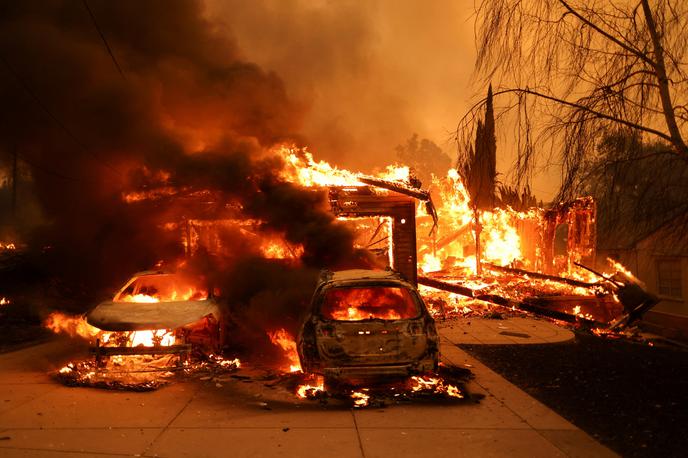 Los Angeles, požar, Altadena | Katastrofalni požari so dobršen del mesta angelov spremenili v pepel. | Foto Reuters