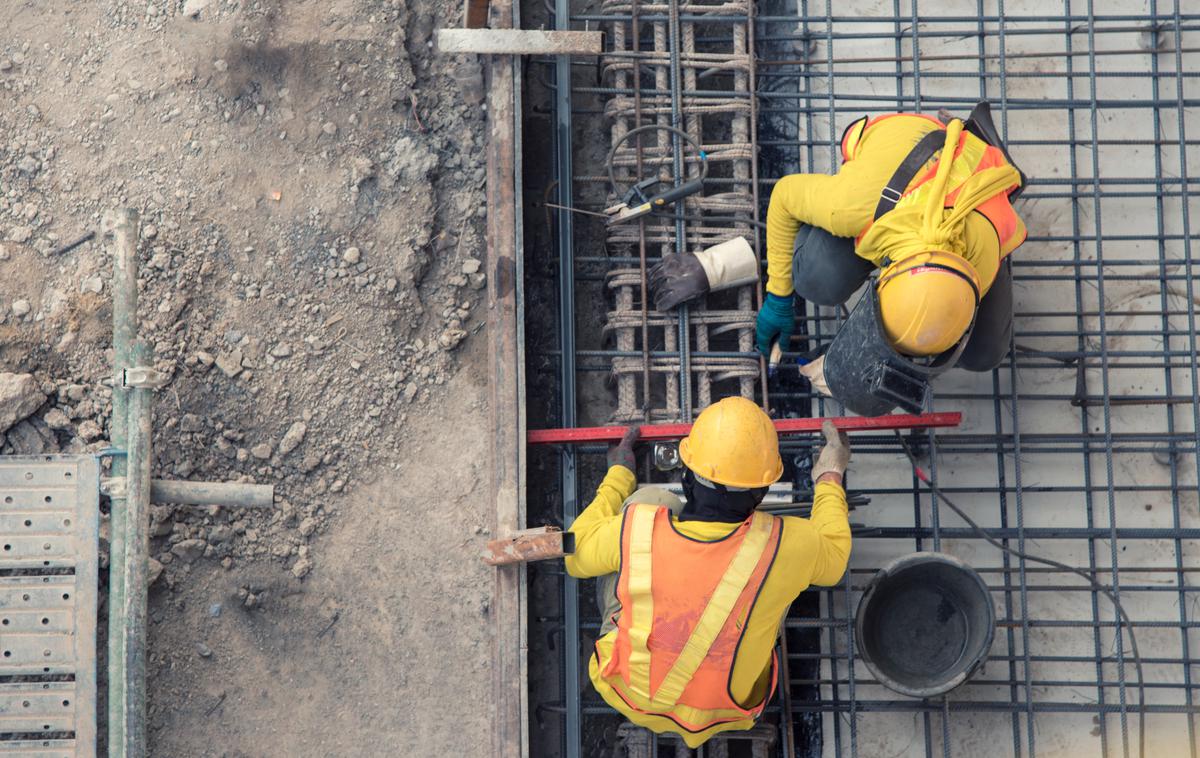 beton, zidanje, gradnja | Po podatkih raziskave, ki so jo izvedli na portalu MojMojster so mojstri v zadnjem letu svoje cene v povprečju zvišali za približno 12 odstotkov, kar je štirikrat toliko, kot je znašala uradna letna inflacija v Sloveniji. | Foto Shutterstock