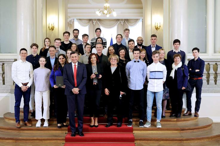 Borut Pahor Nekdanji in zdajšnji dijaki in profesorji Gimnazije Franceta Prešerna pri predsedniku Borutu Pahorju, ki je marca letos Državnemu panožnemu nordijskemu centru Kranj predal jabolko navdiha. | Foto: STA/Katja Kodba
