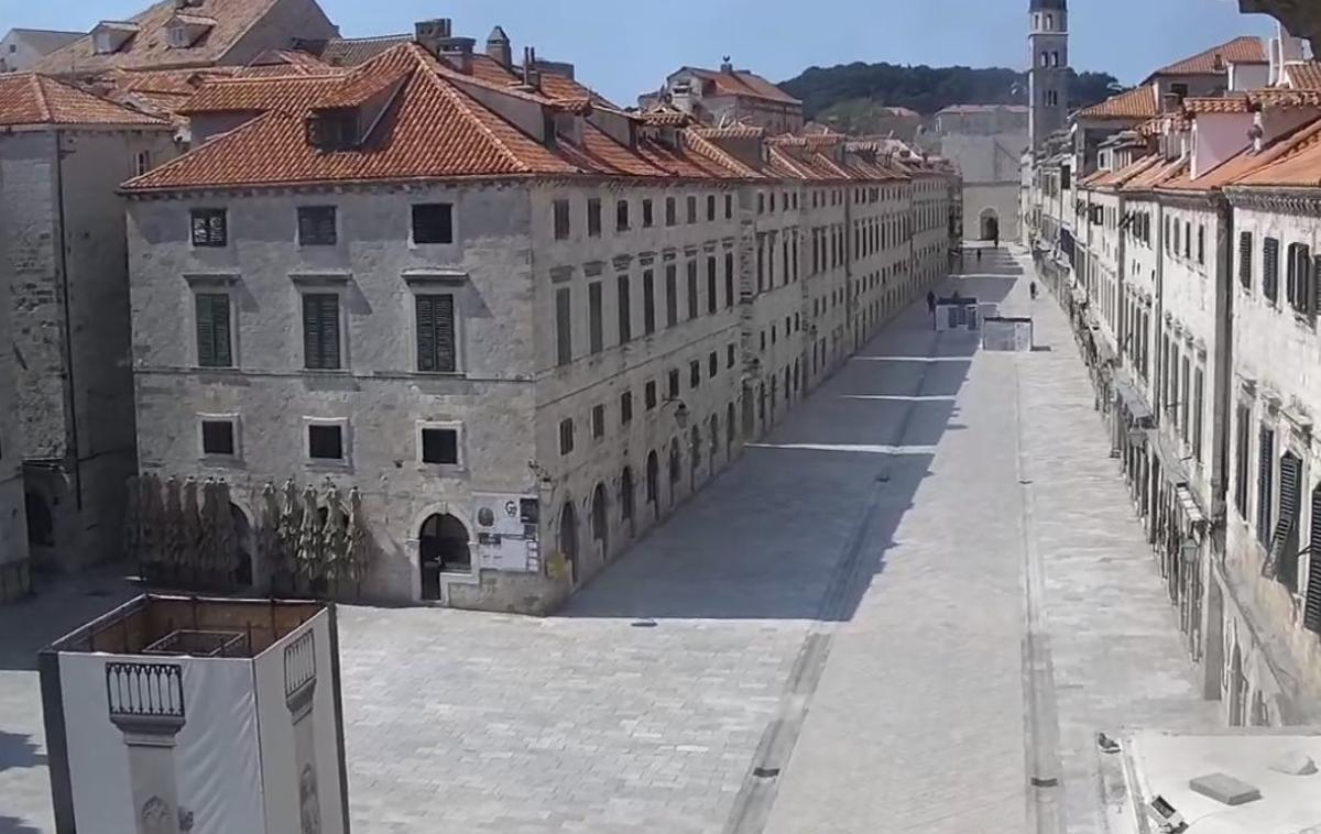 Stradun | Tako je na spletni kameri, ki prikazuje prenos v živo iz Dubrovnika, danes videti sloviti Stradun. Na ulici ni tako rekoč nikogar. | Foto Matic Tomšič / Posnetek zaslona