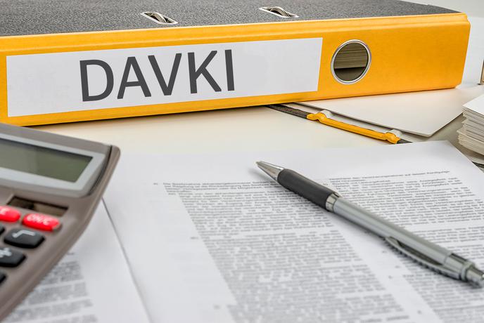 Slovenci lani plačali skoraj milijardo evrov več davkov