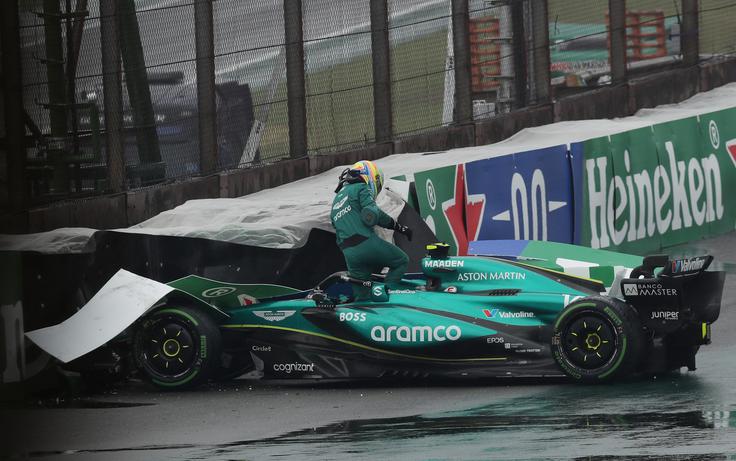 Za že četrto rdečo zastavo na kvalifikacijah je poskrbel izkušeni Fernando Alonso z Aston Martinom. | Foto: Reuters