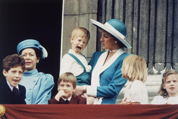 Leto 1988: princesa Diana s Harryjem v naročju, William stoji pred njima. | Foto: Guliverimage/AP