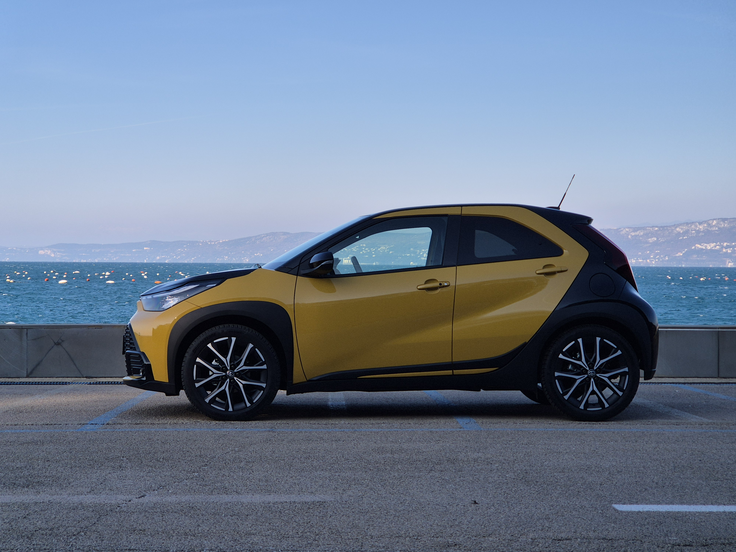 Prenovljeni aygo X meri 3.776 milimetrov, 76 je daljši samo na račun sprednjega previsa, medosje (2.430) ostaja nespremenjeno. V kabino se vstopa s ključem v žepu, sprednji stekli sta pomični električno brez podpore, zadnji se izmakneta. | Foto: Aleš Črnivec