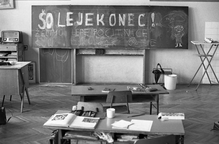 Šole je konec. Želimo lepe počitnice, je zapisano na šolski tabli na Osnovni šoli Miško Kranjec. Fotografija je bila posneta 22. junija 1979, hrani pa jo Muzej novejše zgodovine Slovenije.  | Foto: 