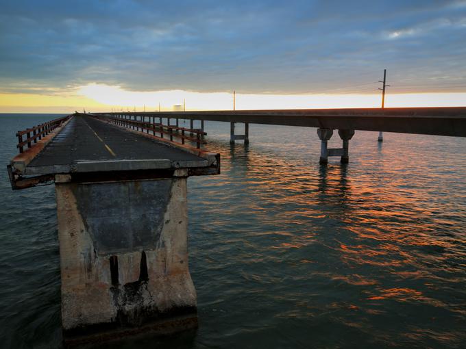 Stari most, ki ima na sredini luknjo, in desno novi most, ki je še danes prevozen in ponuja enega od najlepših razgledov na koralno območje Floride Keys. | Foto: Thinkstock