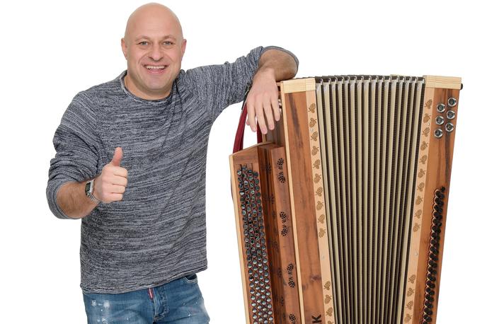 Boštjan Konečnik harmonika | Konečnik z največjo frajtonarico na svetu, na katero lahko tudi igra in ni le razstavni eksponat. | Foto osebni arhiv Boštjan Konečnik