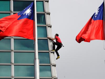 Alex Honnold brez varovanja na vrh 508-metrskega nebotičnika Taipei 101! #video