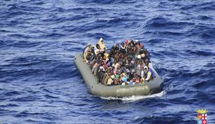 V napihljivem čolnu blizu Lampeduse odkrili 18 trupel migrantov