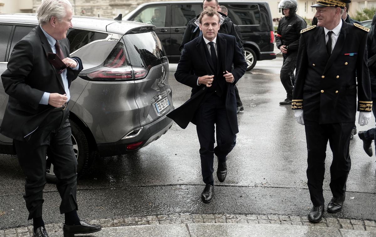 Emmanuel Macron | Med večino državnih obiskov se Emannuel Macron prevaža z renault espaceom initiale paris. | Foto Reuters