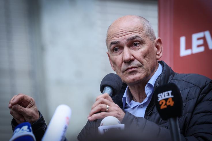 "Tiste, ki bi radi Slovenijo nazaj," je pozval, naj gredo na referendum in se pridružijo stranki SDS.  | Foto: Ana Kovač