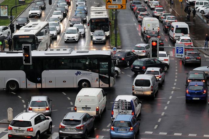zastoj v križišču | Vozniki pogosto zapeljejo v križišče, čeprav je promet pred njimi zaustavljen, cesta, na katero želijo zapeljati, pa zatrpana z vozili. Potem pa se še na voznika, ki je ustavil ob zeleni luči, vsuje val kletvic in hupanja.    | Foto STA