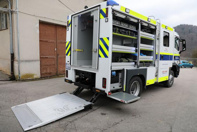 policija, vozilo, protibombna zaščita, bombni tehnik | Foto: Policija