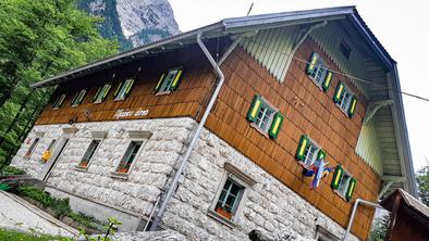 Aljažev dom v Vratih (1015 m)