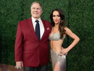 Bill Belichick na lepotnem izboru s svojo 49 let mlajšo partnerko