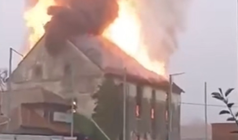 V Beltincih izbruhnil velik požar: ogenj se širi, policija zaprla širše območje #video