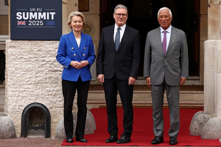Britanski premier Keir Starmer gosti predsednika Evropskega sveta Antonia Costo in predsednico Evropske komisije Ursulo von der Leyen. | Foto: Reuters