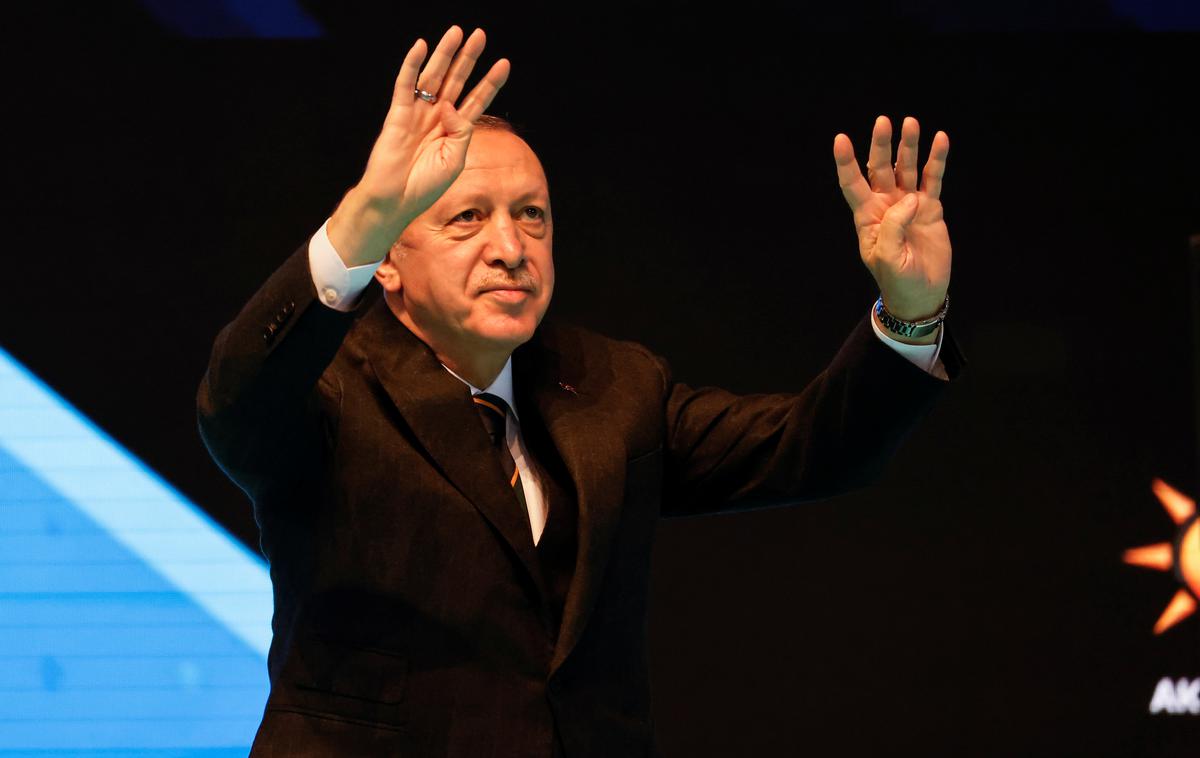 Erdogan | Erdogan naj bi se danes po napovedih udeležil tudi volilnega shoda v Izmirju. V nedeljo, natanko dva tedna pred prvim krogom volitev, naj bi se mudil tudi v prestolnici Ankari, kjer bo nadaljeval volilno kampanjo. | Foto Reuters