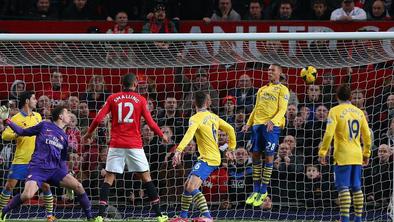 Van Persie odločil derbi, šok za Man City in Tottenham