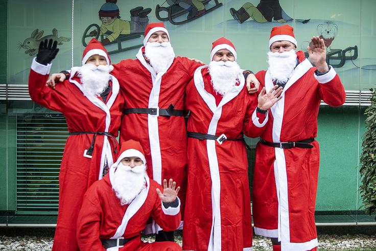 Tradicionalni spust božičkov s strehe Pediatrične klinike Tradicionalni spust božičkov s strehe Pediatrične klinike | Foto: Ana Kovač
