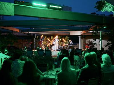 Ujemite poletni utrip v ALEJI: koncert Adija Smolarja, odlična znižanja in padel nad mestom