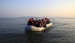 Kaos na grškem otoku: splošen pretep med migranti (video)