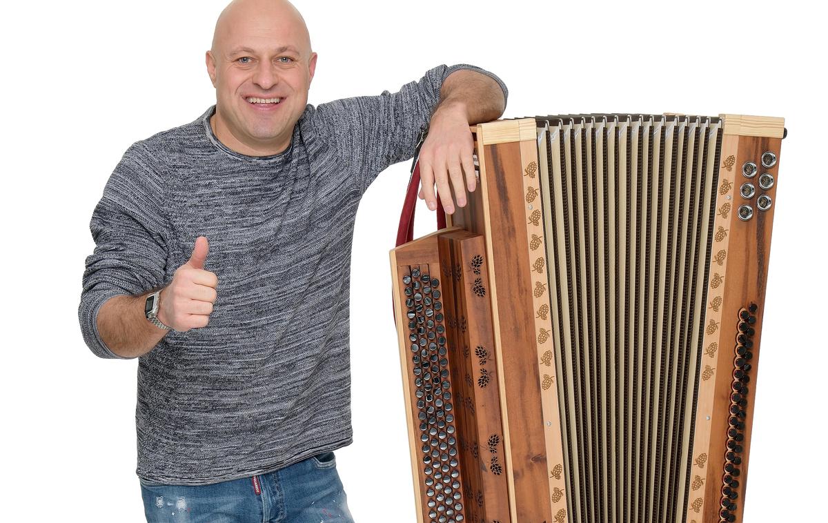 Boštjan Konečnik harmonika | Konečnik z največjo frajtonarico na svetu, na katero lahko tudi igra in ni le razstavni eksponat. | Foto osebni arhiv Boštjan Konečnik