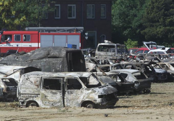Pokopališče avtomobilov in drugih vozil, ki so bila uničena v eksploziji v Enschedeju. | Foto: Reuters