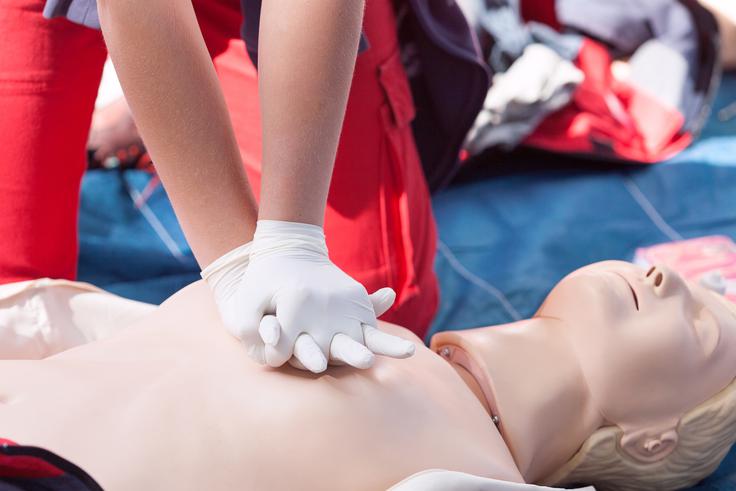 Med oživljanjem neprekinjeno izvajamo masažo srca. | Foto: Getty Images