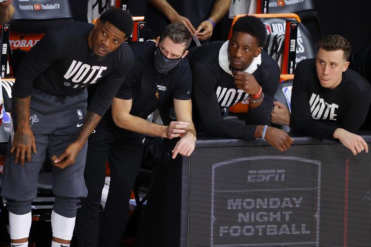 Dragić in Adebayo sta zadnji dve tekmi gledala v civilni opravi. | Foto: Getty Images