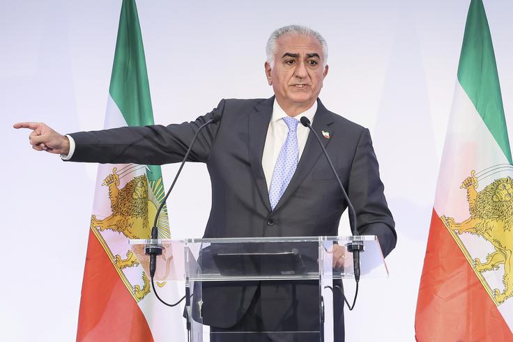 Reza Pahlavi, najstarejši sin leta 1979 strmoglavljenega šaha Mohameda Reze Pahlavija, je pred dnevi v Parizu v govoru ajatolo Hameneja pozval k odstopu. V govoru je tudi dejal, da je iranski islamski režim pred propadom. | Foto: Guliverimage