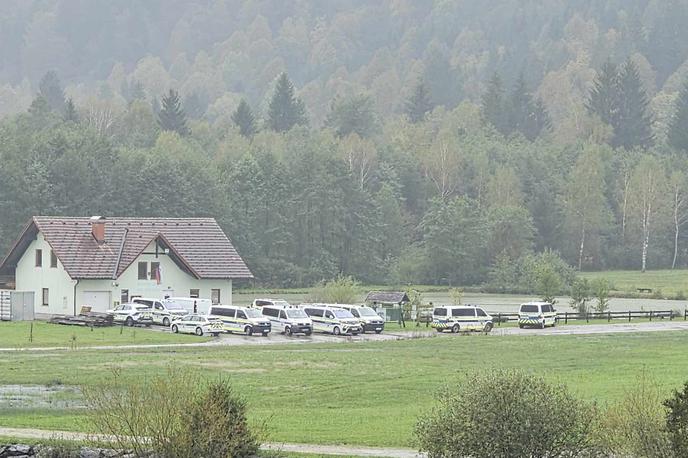 Ribnica iskalna akcija | Na terenu je osumljenca iskalo več policijskih patrulj. Našli so ga v hiši na fotografiji. | Foto Bralec