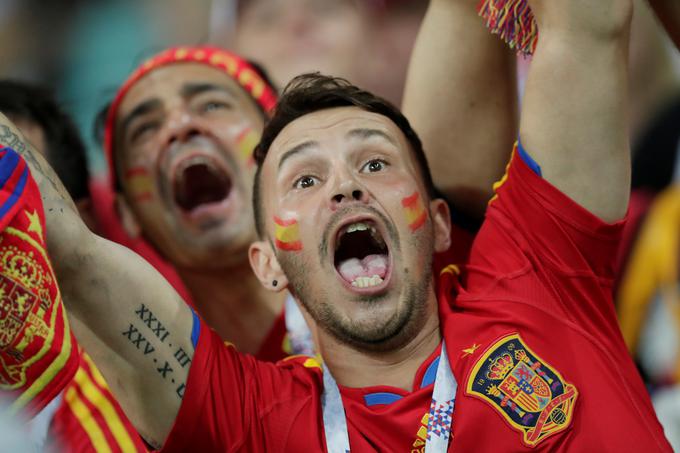 Španski navijači so prepričani, da bi morali njihovi ljubljenci v osmini finala upravičiti vlogo favorita. | Foto: Reuters