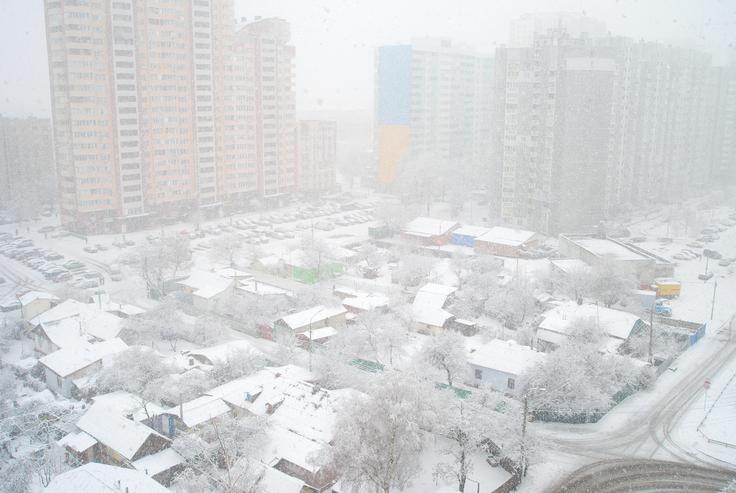 V Ukrajini izraz energetska kriza ne pomeni višjih cen energije, ampak stanje, ko zaradi ruskih napadov sploh ni energije. Ta je zlasti pomembna pozimi, ko se temperature spustijo pod ničlo, ljudje pa ne morejo ogrevati stanovanj. Zaradi tega je že preteklo zimo prišlo do spora med Zelenskim in županom Kijeva Kličkom. Na fotografiji: Kijev pozimi. | Foto: Guliverimage