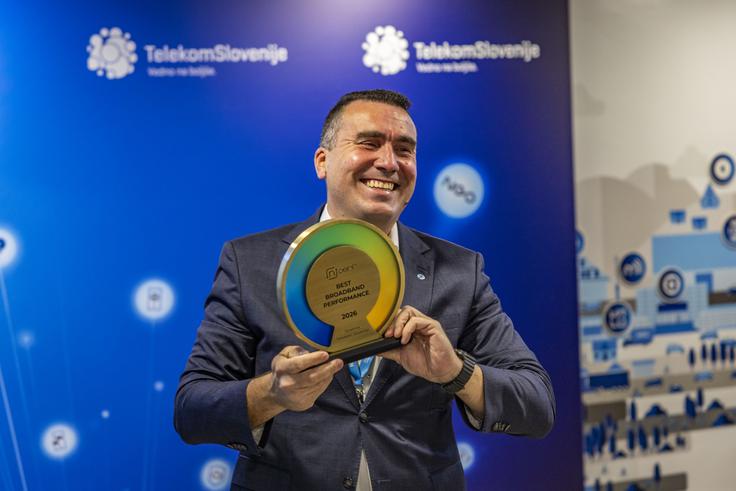 Ob prejemu priznanja direktor omrežja in infrastrukture pri Telekomu Slovenije Matjaž Beričič ni skrival zadovoljstva in ponosa: "To je za našo ekipo!" | Foto: Bojan Puhek