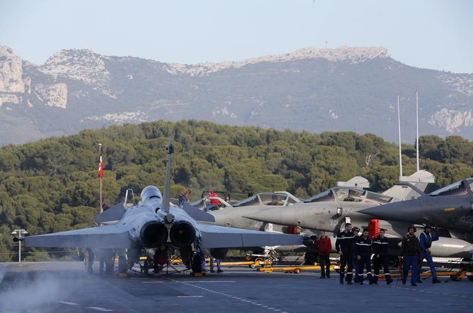 Francija je po novembrskih krvavih napadih v Parizu okrepila boj proti Islamski državi v Siriji (na fotografiji letalska enota pred odhodom iz baze v francoskem mestu Toulon). Po včerajšnjem napadu v Nici je predsednik Francois Hollande napovedal, da bo tja poslal nove okrepitve.  | Foto: Reuters