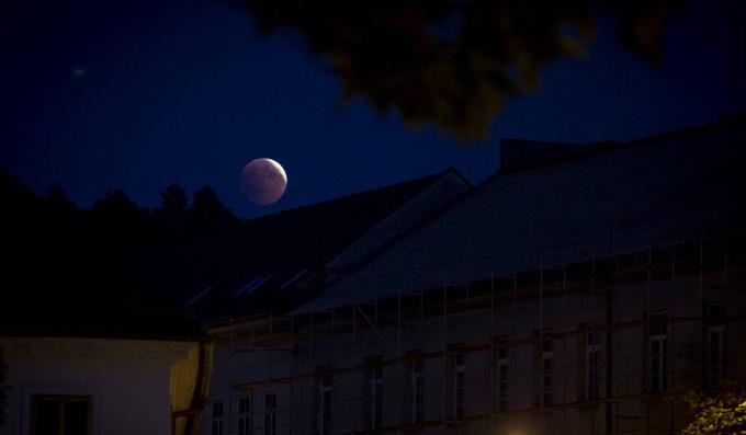 Začetek popolnega luninega mrka nad Slovenijo je bil okrog 21.30, opazovali pa smo ga lahko okrog 103 minute, torej do 23.13. Luna je nato počasi začela izstopati iz Zemljine sence, v tem času smo lahko opazovali še delni mrk. Luna je iz Zemljine sence s celotnim obsegom popolnoma izstopila v soboto ob okrog 1.30. | Foto: Ana Kovač