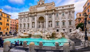 Turistka v Rimu splezala na slavno fontano, da bi si napolnila plastenko #video