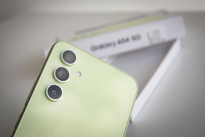 Svetlozelena je ena od štirih barv pametnega telefona Samsung Galaxy A54 5G. | Foto: Bojan Puhek