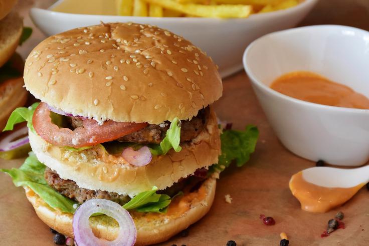 Hamburger v restavraciji s hitro hrano vsebuje kar 18 aditivov oziroma dodatkov, med katerimi so številni povsem nepotrebni. | Foto: Pixabay