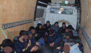 Avstrijski policisti ustavili minibus z 28 migranti, dva sta bila mrtva