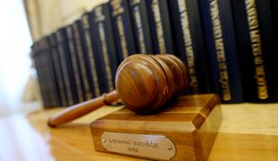 Ustavno sodišče: Zakon o posojilih v frankih bi lahko imel več škodljivih posledic